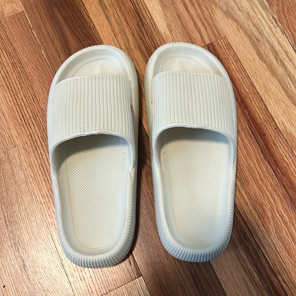 Amazon Pillow Slides/Slippers - Picture 1 of 3